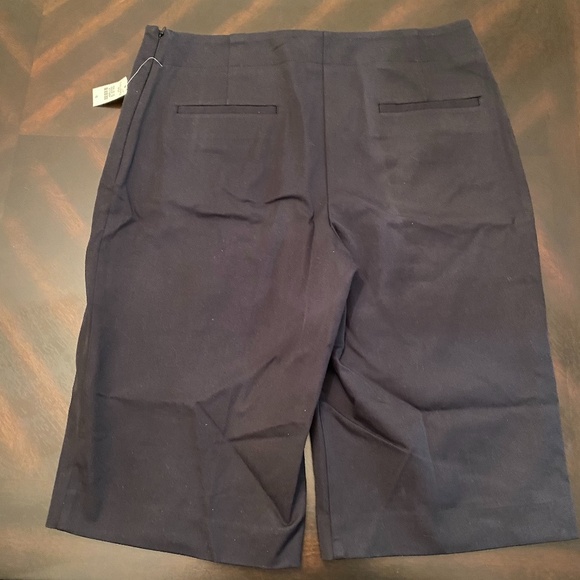 *TALBOTS* Black Bermuda Short Slacks Sz 12 NWT - Picture 1 of 4